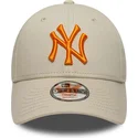 casquette-courbee-beige-ajustable-avec-logo-orange-pour-enfant-9forty-league-essential-new-york-yankees-mlb-new-era