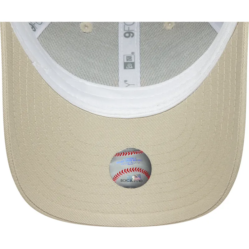beige-verstellbare-trucker-kappe-mit-orangefarbenem-logo-fur-jungen-9forty-homefield-der-new-york-yankees-mlb-von-new-era beige-verstellbare-trucker-kappe-mit-orangefarbenem-logo-fur-jungen-9forty-homefield-der-new-york-yankees-mlb-von-new-era