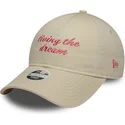 casquette-courbee-beige-ajustable-pour-femme-9twenty-living-the-dream-slogan-new-era