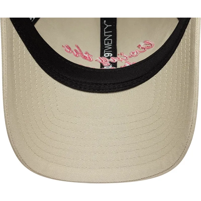 beige-verstellbare-curved-cap-fur-damen-9twenty-living-the-dream-slogan-von-new-era