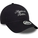 marineblaue-gebogene-verstellbare-damenkappe-9twenty-aspire-to-retire-slogan-von-new-era
