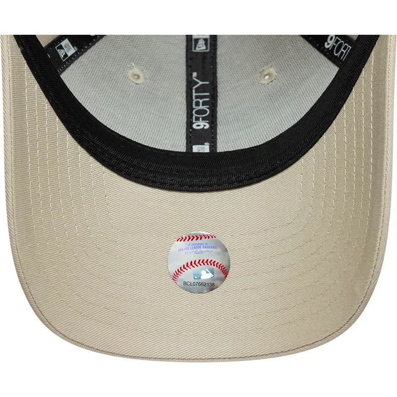 beige-verstellbare-curved-cap-mit-grunem-logo-fur-damen-9forty-league-essential-der-los-angeles-dodgers-mlb-von-new-era beige-verstellbare-curved-cap-mit-grunem-logo-fur-damen-9forty-league-essential-der-los-angeles-dodgers-mlb-von-new-era