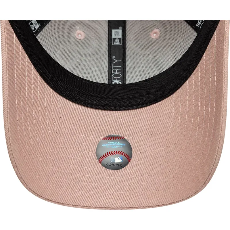 rosa-verstellbare-curved-cap-mit-rosa-logo-fur-damen-9forty-league-essential-der-new-york-yankees-mlb-von-new-era