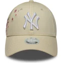 beige-verstellbare-curved-cap-fur-damen-9forty-floral-icon-side-der-new-york-yankees-mlb-von-new-era