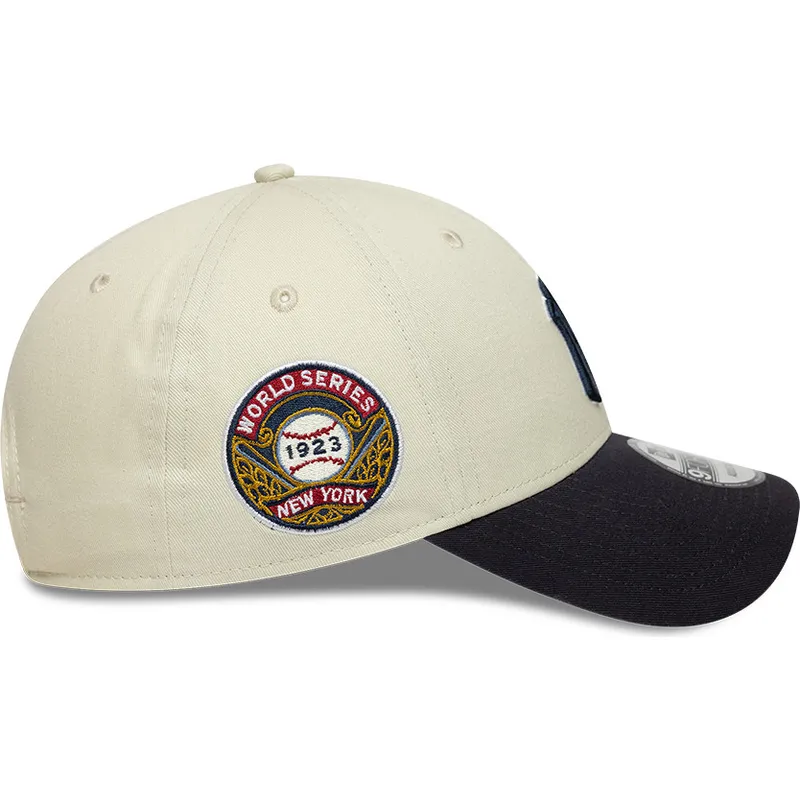 beige-und-marineblaue-verstellbare-curved-cap-mit-marineblauen-logo-9forty-world-series-der-new-york-yankees-mlb-von-new-era beige-und-marineblaue-verstellbare-curved-cap-mit-marineblauen-logo-9forty-world-series-der-new-york-yankees-mlb-von-new-era