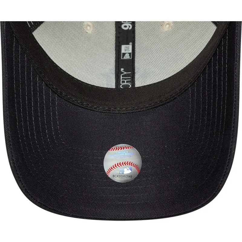 beige-und-marineblaue-verstellbare-curved-cap-mit-marineblauen-logo-9forty-world-series-der-new-york-yankees-mlb-von-new-era beige-und-marineblaue-verstellbare-curved-cap-mit-marineblauen-logo-9forty-world-series-der-new-york-yankees-mlb-von-new-era