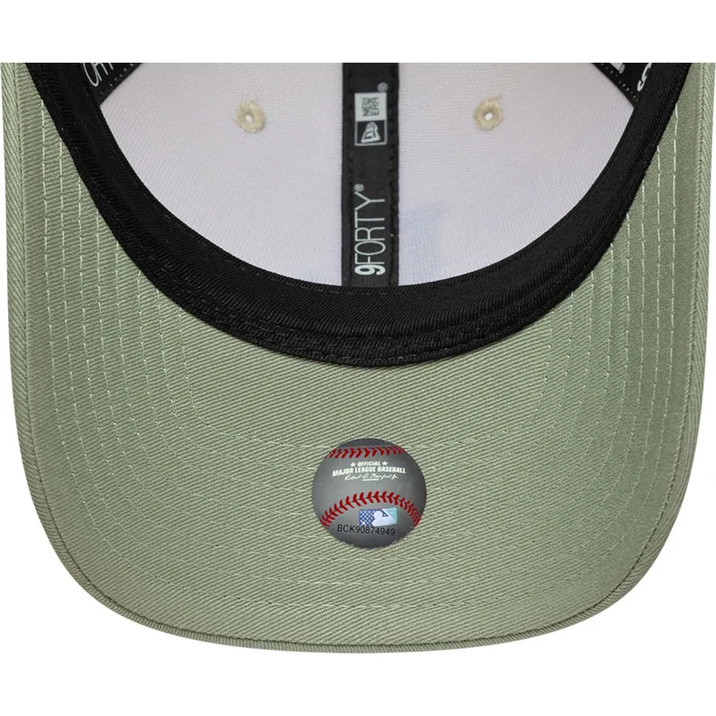 beige-und-grune-gebogene-snapback-kappe-mit-grunem-logo-9forty-m-crown-side-script-der-los-angeles-dodgers-mlb-von-new-era