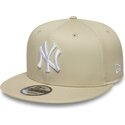 casquette-plate-beige-snapback-avec-logo-blanc-9fifty-league-essential-new-york-yankees-mlb-new-era