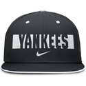 casquette-plate-noire-ajustee-primetime-dri-fit-true-structured-round-bill-new-york-yankees-mlb-nike