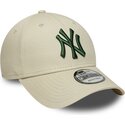 casquette-courbee-beige-ajustable-avec-logo-vert-fonce-9forty-league-essential-new-york-yankees-mlb-new-era