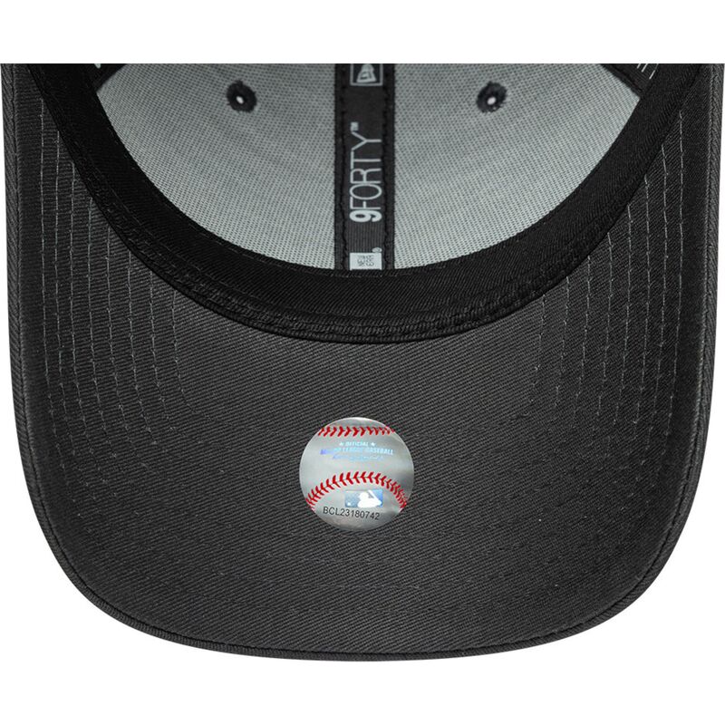 casquette-courbee-grise-ajustable-9forty-metallic-outline-new-york-yankees-mlb-new-era