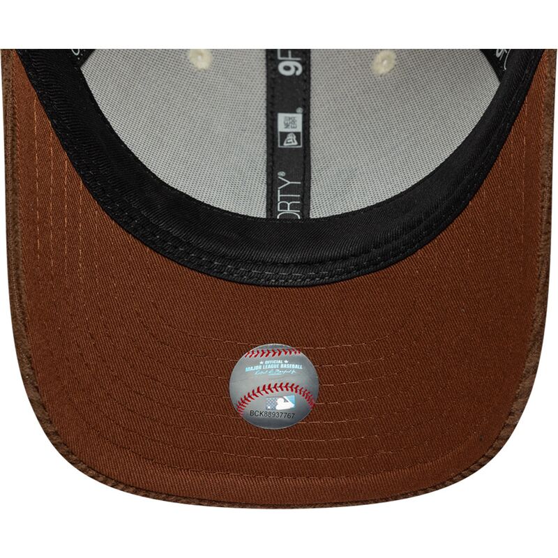 casquette-courbee-marron-et-beige-ajustable-avec-logo-marron-9forty-m-crown-cord-new-york-yankees-mlb-new-era