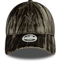 casquette-courbee-verte-ajustable-pour-femme-avec-logo-vert-9twenty-velour-new-york-yankees-mlb-new-era