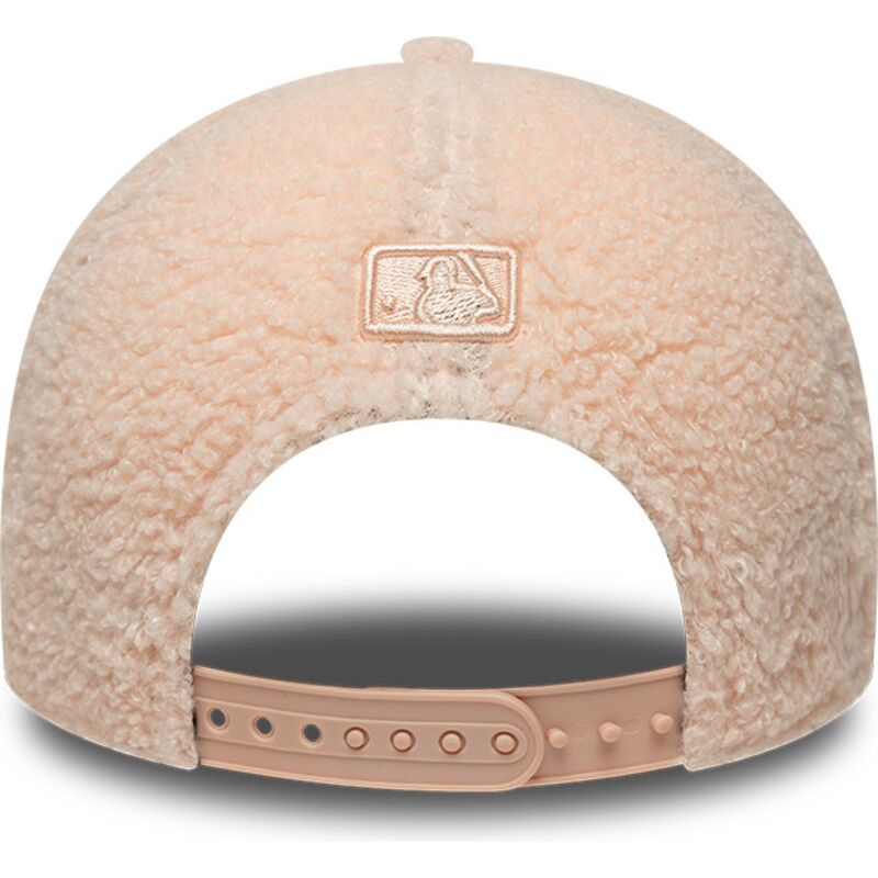 casquette-courbee-rose-snapback-pour-enfant-avec-logo-rose-9forty-m-crown-winter-borg-new-york-yankees-mlb-new-era casquette-courbee-rose-snapback-pour-enfant-avec-logo-rose-9forty-m-crown-winter-borg-new-york-yankees-mlb-new-era