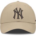 mutzen-gebogen-beige-verstellbares-band-club-structured-uv-poly-ripstop-der-new-york-yankees-mlb-von-nike