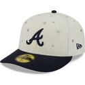 casquette-courbee-beige-et-bleue-marine-ajustee-59fifty-beads-na-lifestyle-f1-atlanta-braves-mlb-new-era