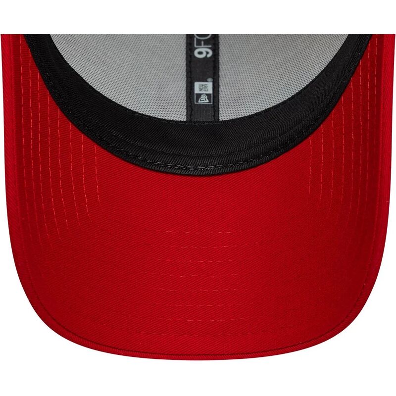 mutzen-gebogen-beige-verstellbares-band-9forty-contrast-der-manchester-united-football-club-premier-league-von-new-era