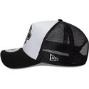 mutzen-gebogen-schwarz-snapback-a-frame-location-icon-der-pigs-eye-garage-von-new-era