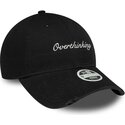 mutzen-gebogen-schwarz-verstellbares-band-9twenty-slogan-overthinking-von-new-era