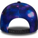casquette-courbee-multicolore-snapback-pour-enfant-avec-logo-noir-9forty-all-over-print-space-new-york-yankees-mlb-new-era