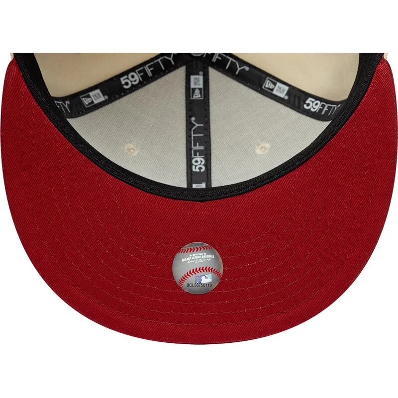 casquette-plate-beige-et-rouge-ajustee-avec-logo-rouge-59fifty-league-essential-new-york-yankees-mlb-new-era