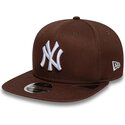 mutzen-flach-braun-snapback-9fifty-original-fit-league-essential-der-new-york-yankees-mlb-von-new-era