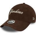 casquette-courbee-marron-ajustable-pour-femme-9twenty-cord-script-new-york-yankees-mlb-new-era