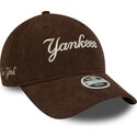 casquette-courbee-marron-ajustable-pour-femme-9twenty-cord-script-new-york-yankees-mlb-new-era