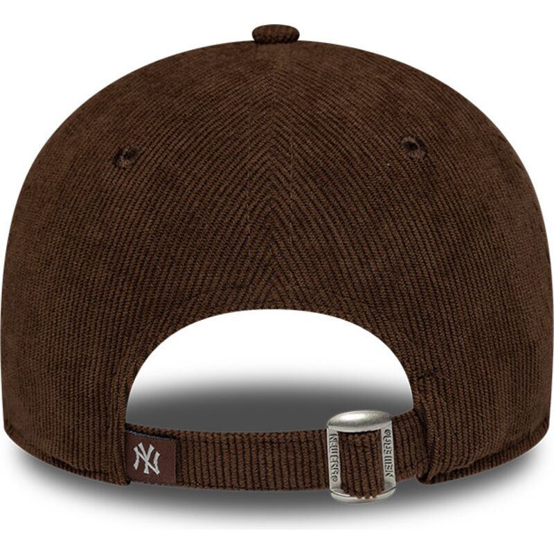 mutzen-gebogen-braun-verstellbares-band-9twenty-cord-script-der-new-york-yankees-mlb-von-new-era