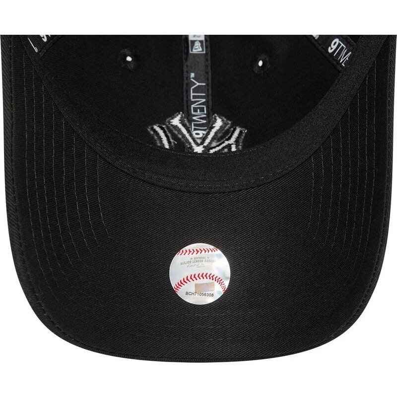 schwarze-verstellbare-curved-cap-mit-schwarzem-logo-9twenty-league-essential-der-new-york-yankees-mlb-von-new-era schwarze-verstellbare-curved-cap-mit-schwarzem-logo-9twenty-league-essential-der-new-york-yankees-mlb-von-new-era