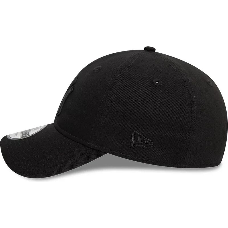 schwarze-verstellbare-curved-cap-mit-schwarzem-logo-9twenty-league-essential-der-new-york-yankees-mlb-von-new-era schwarze-verstellbare-curved-cap-mit-schwarzem-logo-9twenty-league-essential-der-new-york-yankees-mlb-von-new-era
