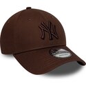 mutzen-gebogen-braun-verstellbares-band-9forty-league-essential-der-new-york-yankees-mlb-von-new-era
