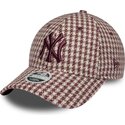 casquette-courbee-grenat-et-beige-ajustable-pour-femme-avec-logo-grenat-9forty-m-crown-houndstooth-new-york-yankees-mlb-new-era