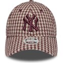 casquette-courbee-grenat-et-beige-ajustable-pour-femme-avec-logo-grenat-9forty-m-crown-houndstooth-new-york-yankees-mlb-new-era