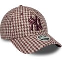 casquette-courbee-grenat-et-beige-ajustable-pour-femme-avec-logo-grenat-9forty-m-crown-houndstooth-new-york-yankees-mlb-new-era