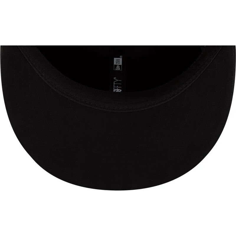 schwarze-enganliegende-flatcap-mit-schwarzem-fc-barcelona-laliga-logo-59fifty-mes-que-un-club-von-new-era