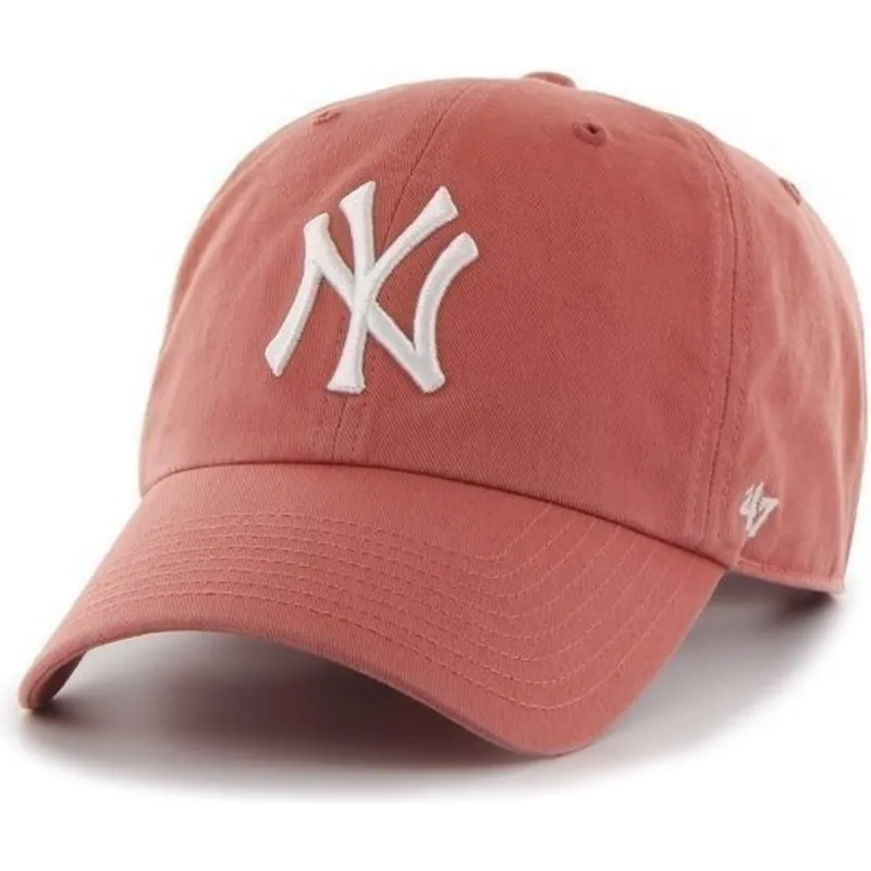 kappe-mit-gebogenem-schirm-rot-mit-grossem-frontlogo-von-mlb-new-york-yankees-von-47-brand kappe-mit-gebogenem-schirm-rot-mit-grossem-frontlogo-von-mlb-new-york-yankees-von-47-brand