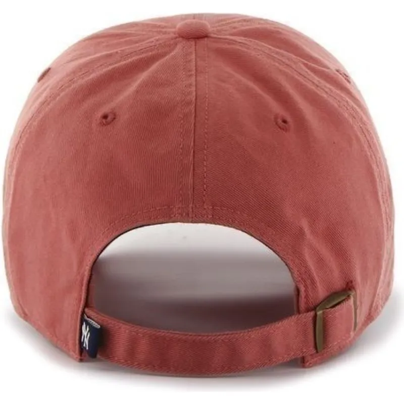 kappe-mit-gebogenem-schirm-rot-mit-grossem-frontlogo-von-mlb-new-york-yankees-von-47-brand kappe-mit-gebogenem-schirm-rot-mit-grossem-frontlogo-von-mlb-new-york-yankees-von-47-brand